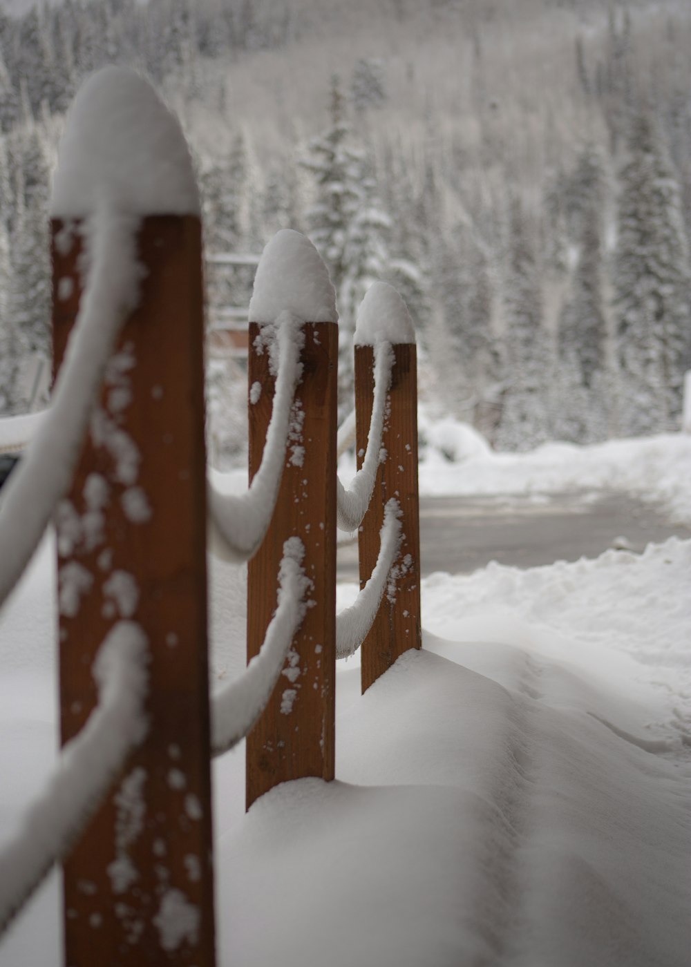 una recinzione con neve su di esso