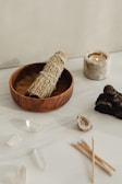 bougie, sauge dans un bol en bois, bouddha, encens, paix et quiétude
