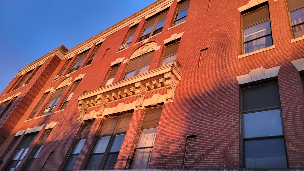 Un edificio con ventanas