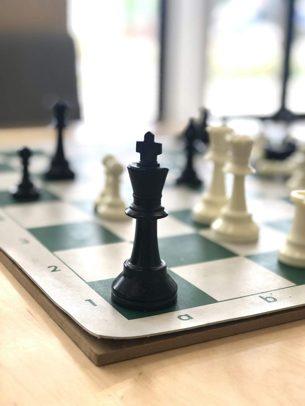 Foto Um tabuleiro de xadrez com uma peça de xadrez – Imagem de Xadrez grátis  no Unsplash