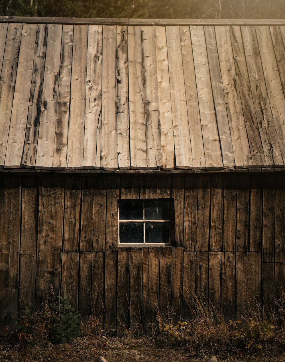 窓のある木造の建物