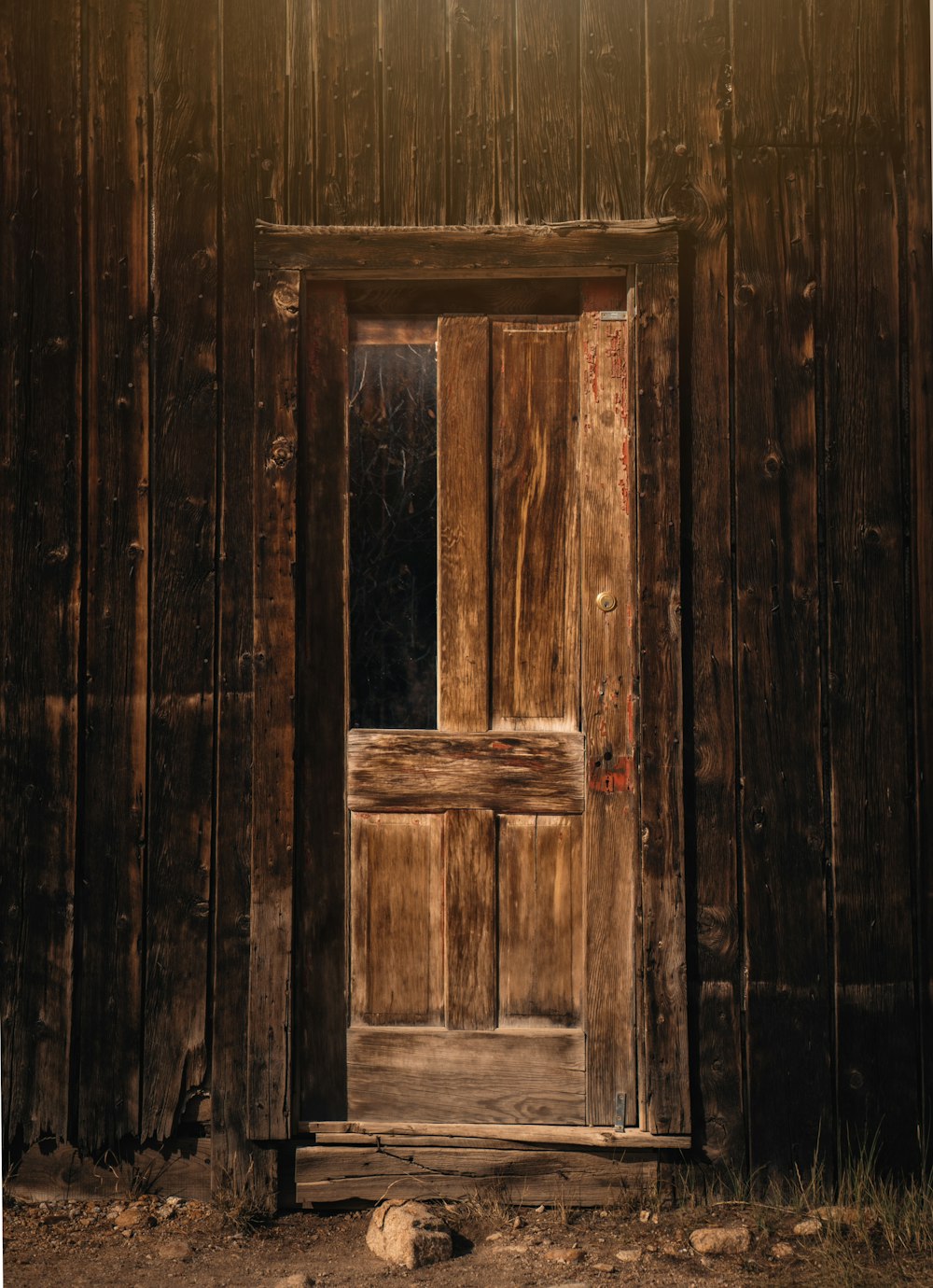 木製の壁の木製のドア