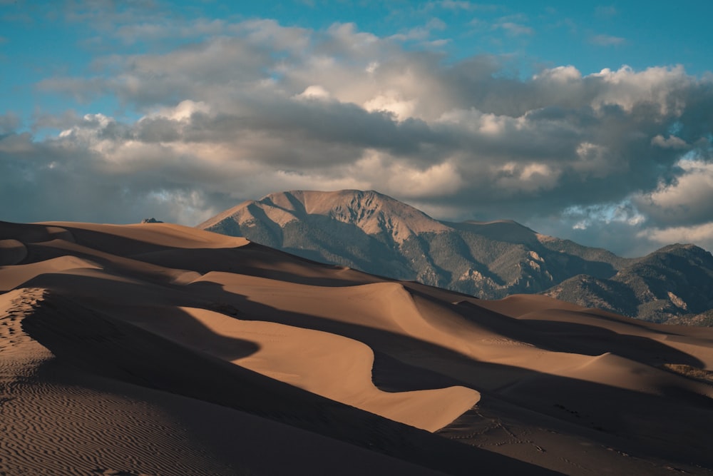uma paisagem do deserto com montanhas