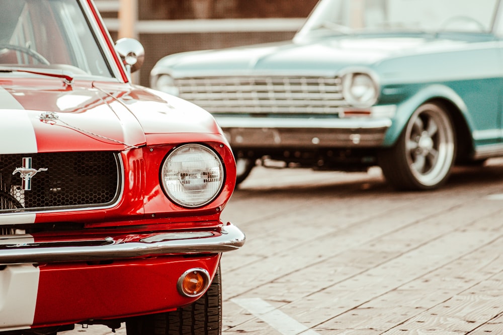 una fila de coches aparcados