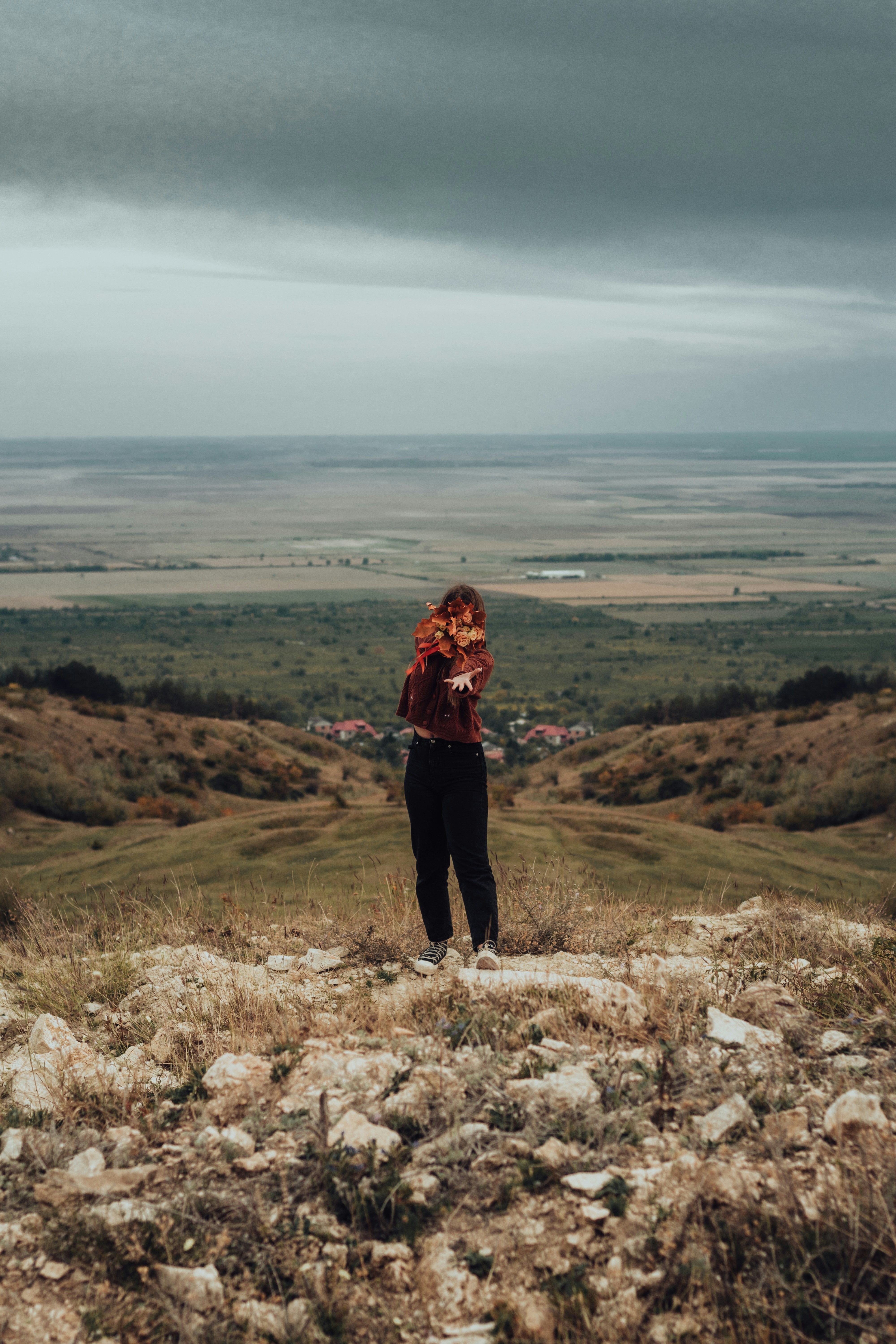Un uomo in piedi su una collina che domina uno specchio d'acqua
