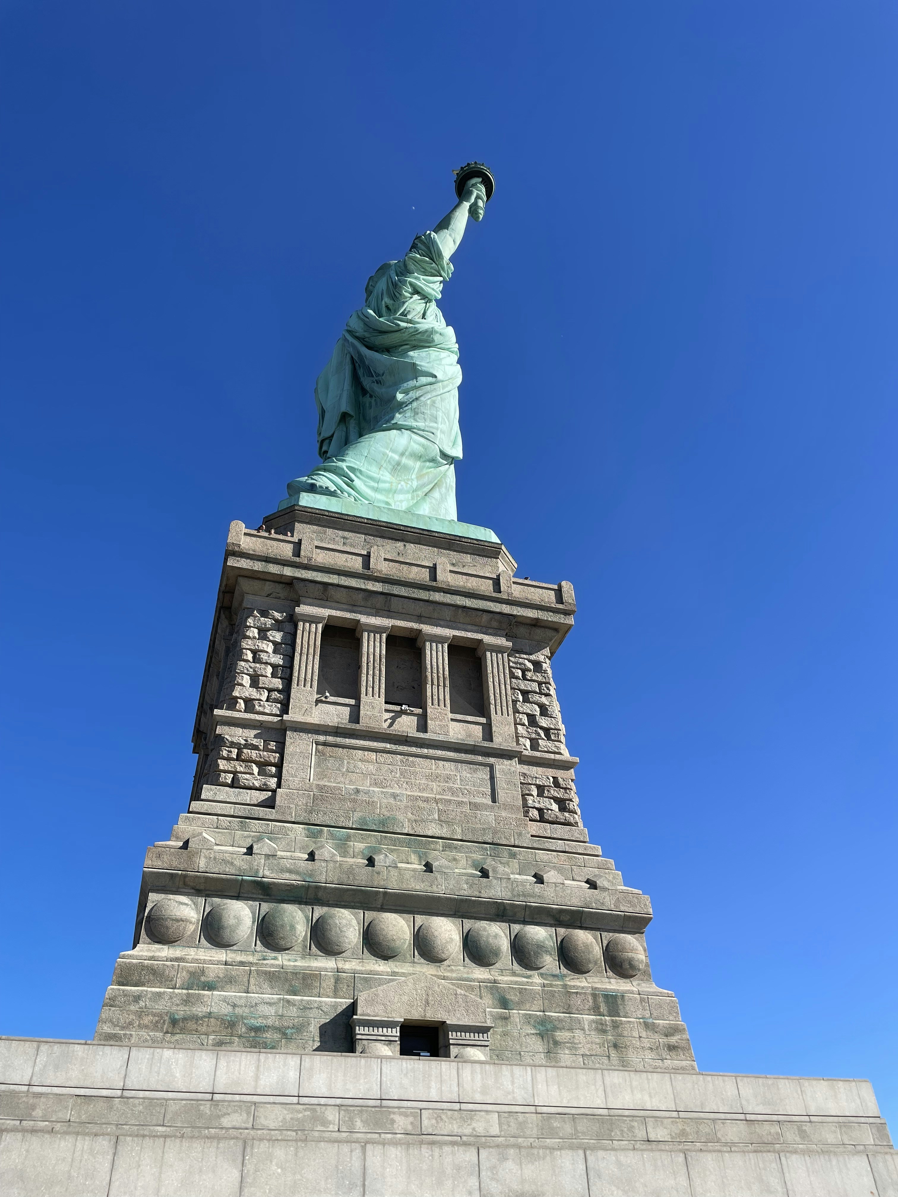 une statue d’une personne tenant une torche