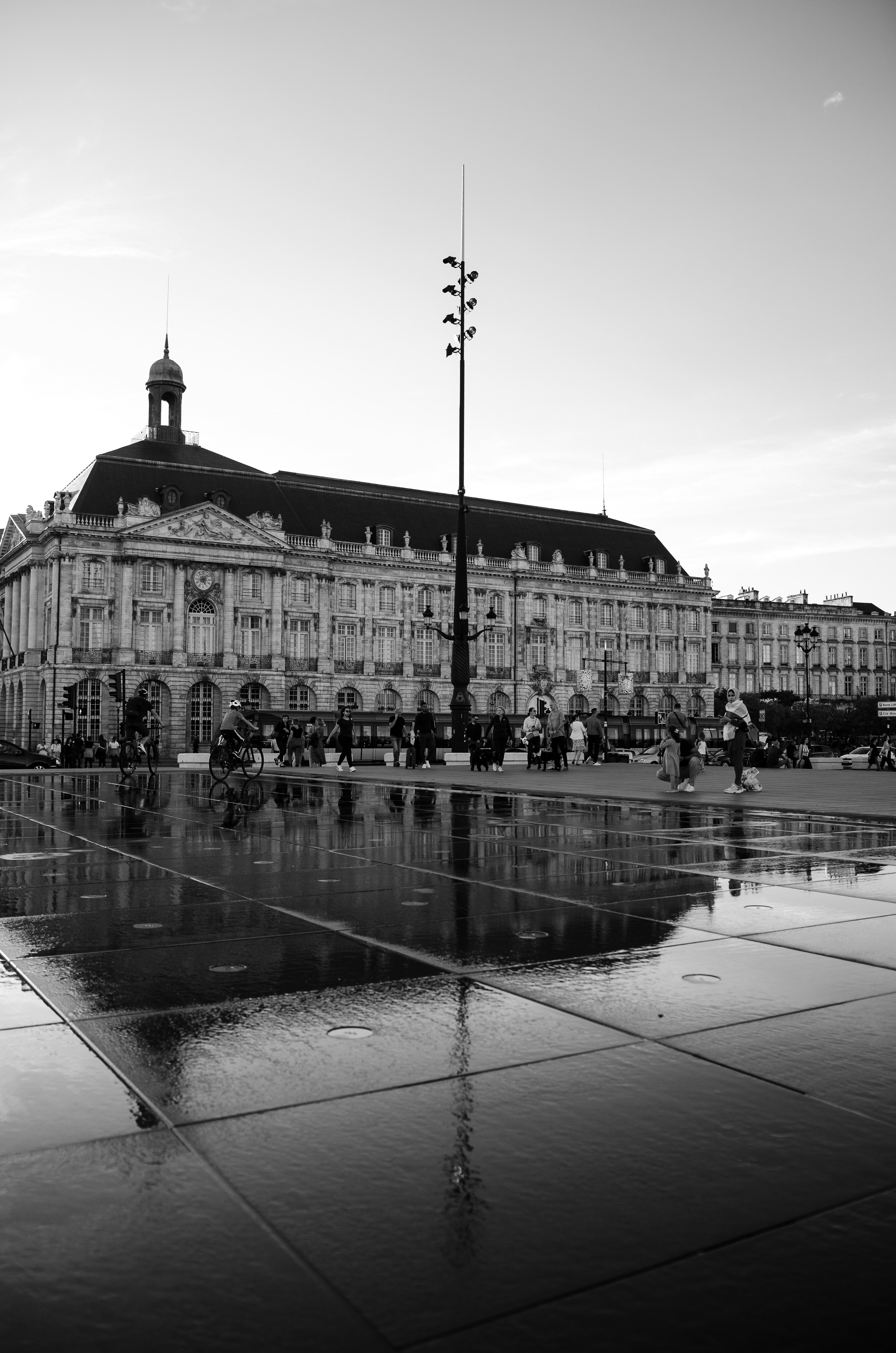 塔のある大きな建物