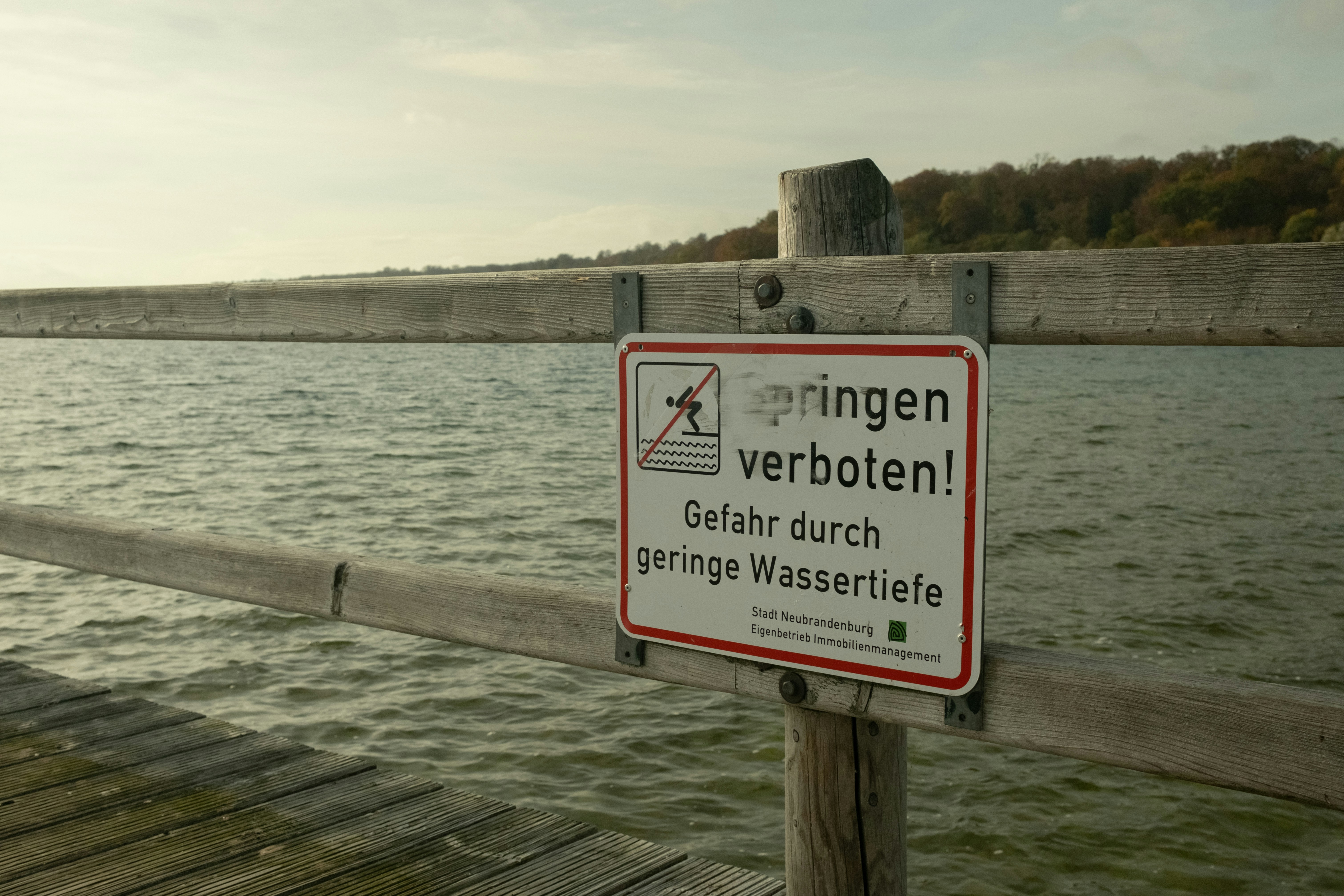 Ein Schild auf einem Dock