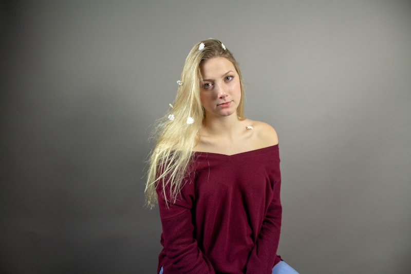 Viehättävä vaaleahiuksinen nainen