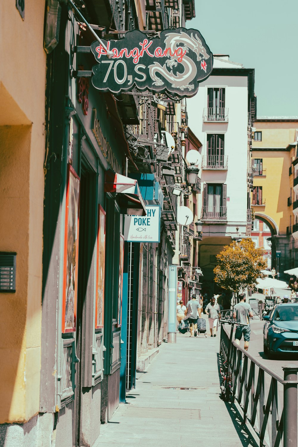 Una calle con edificios a ambos lados