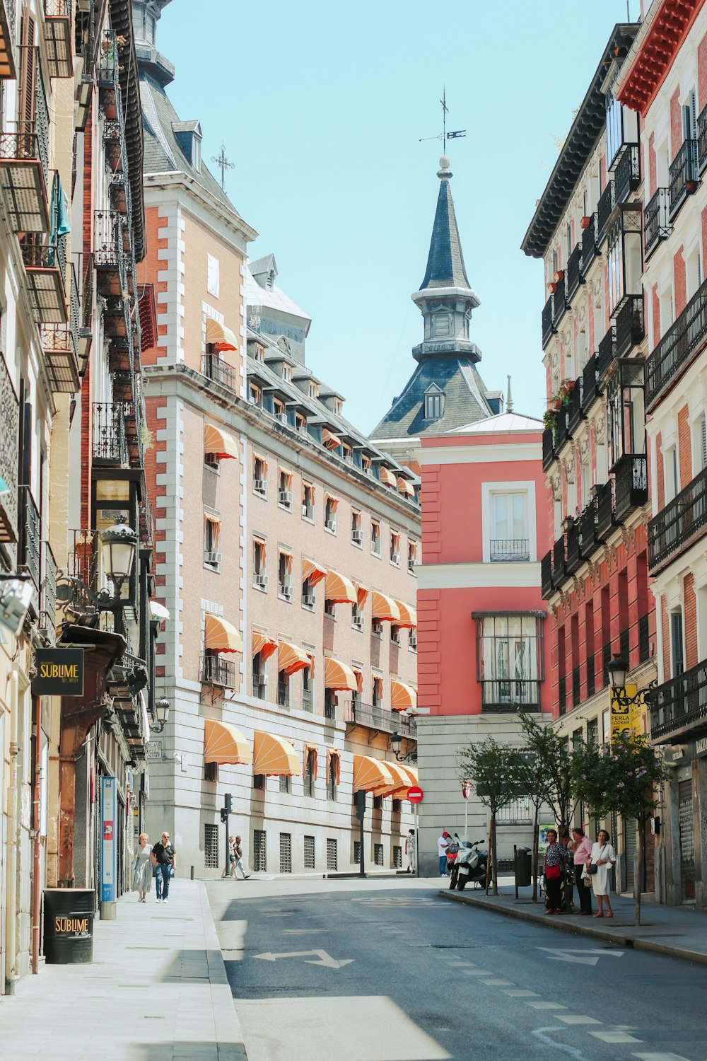 una calle con edificios a ambos lados