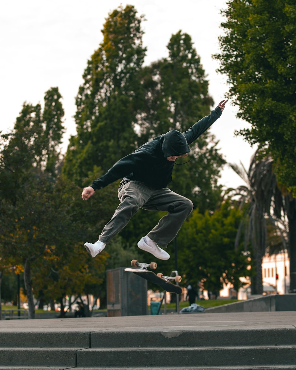 Un uomo che fa un trucco su uno skateboard