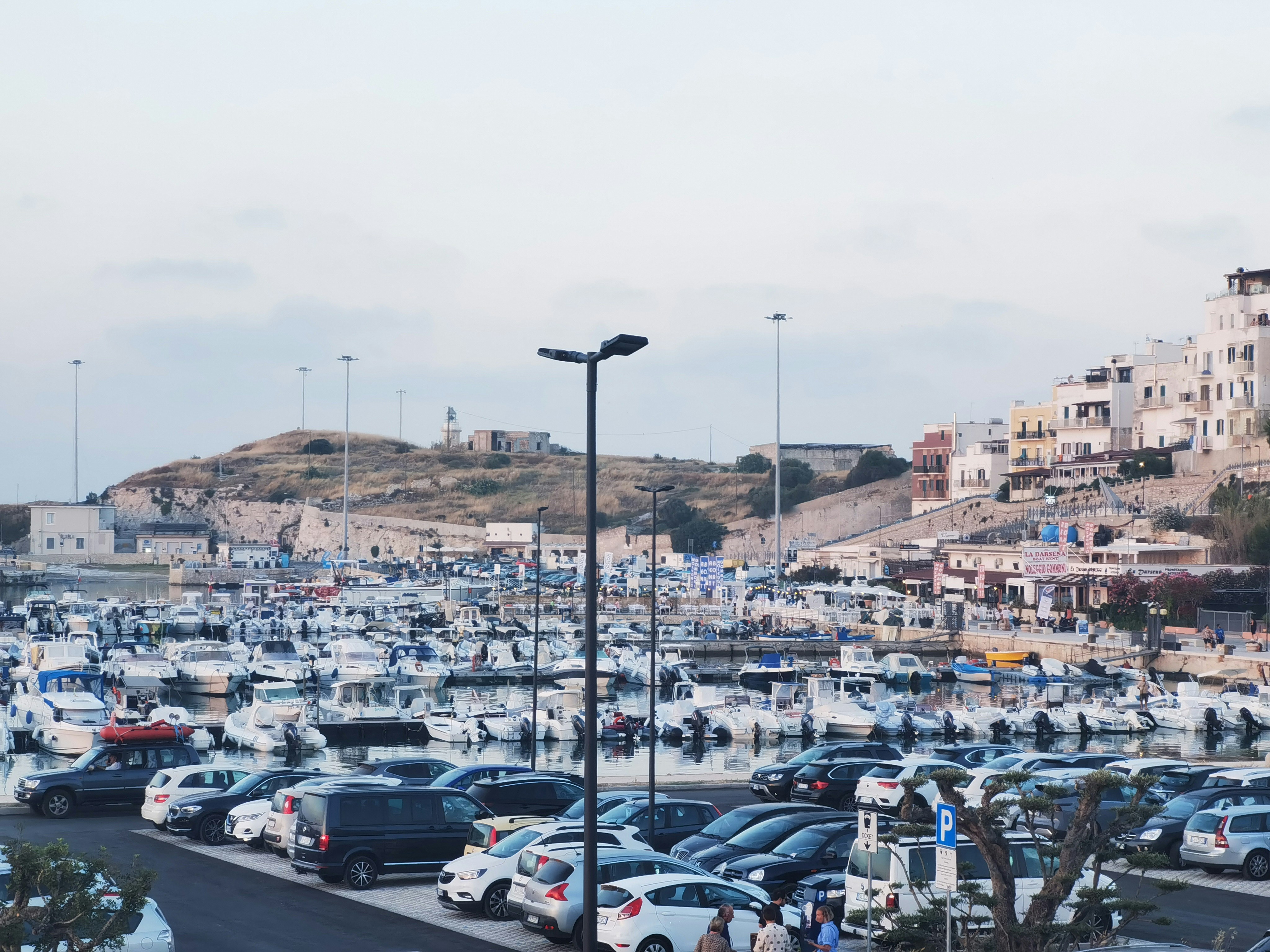 A parking lot full of cars photo Free Vieste Image on Unsplash