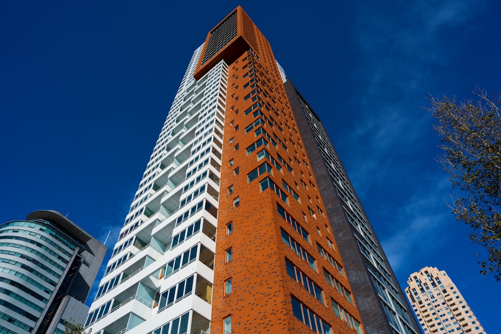 um edifício alto com muitas janelas