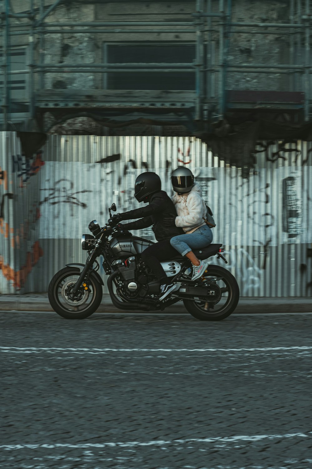 un homme et une femme à moto