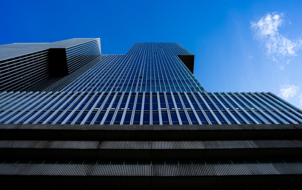 Una vista de ángulo bajo de un edificio