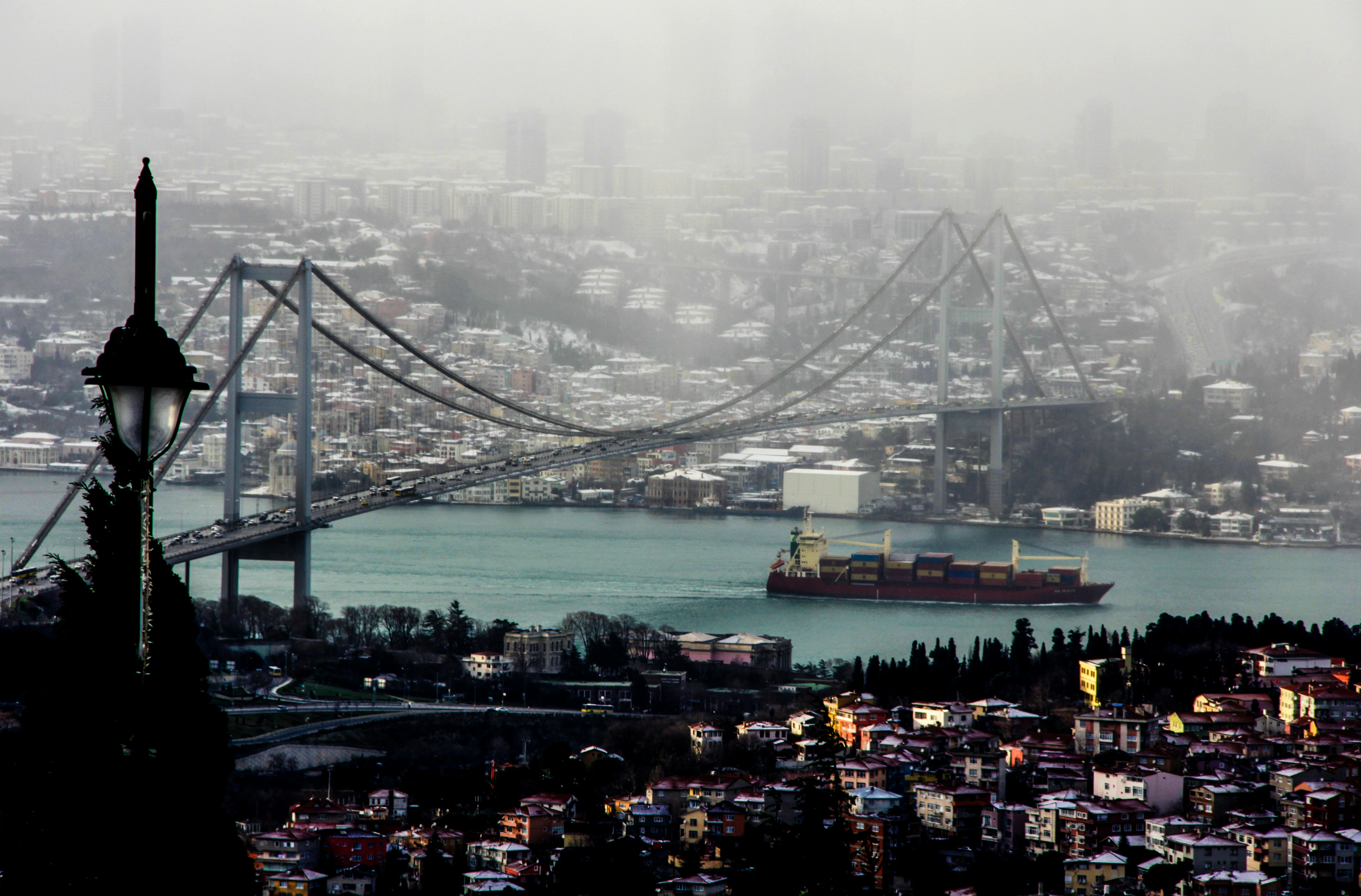 Un ponte su un fiume