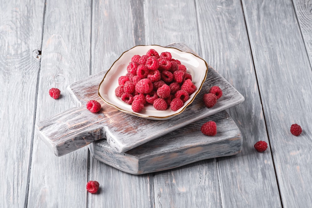 una torta con fragole su di esso