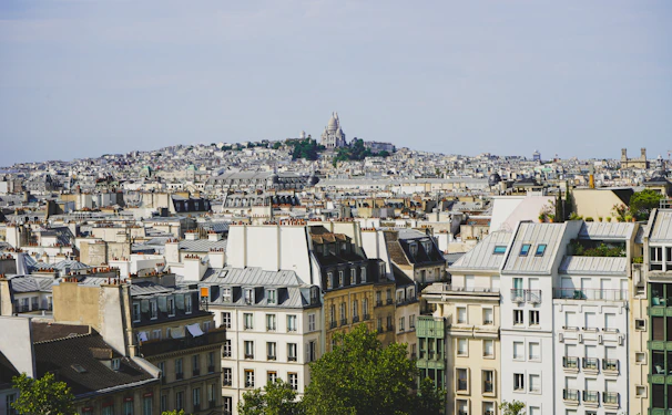 A panoramic view of the Saint Ouen neighborhood showing modern buildings and green spaces.