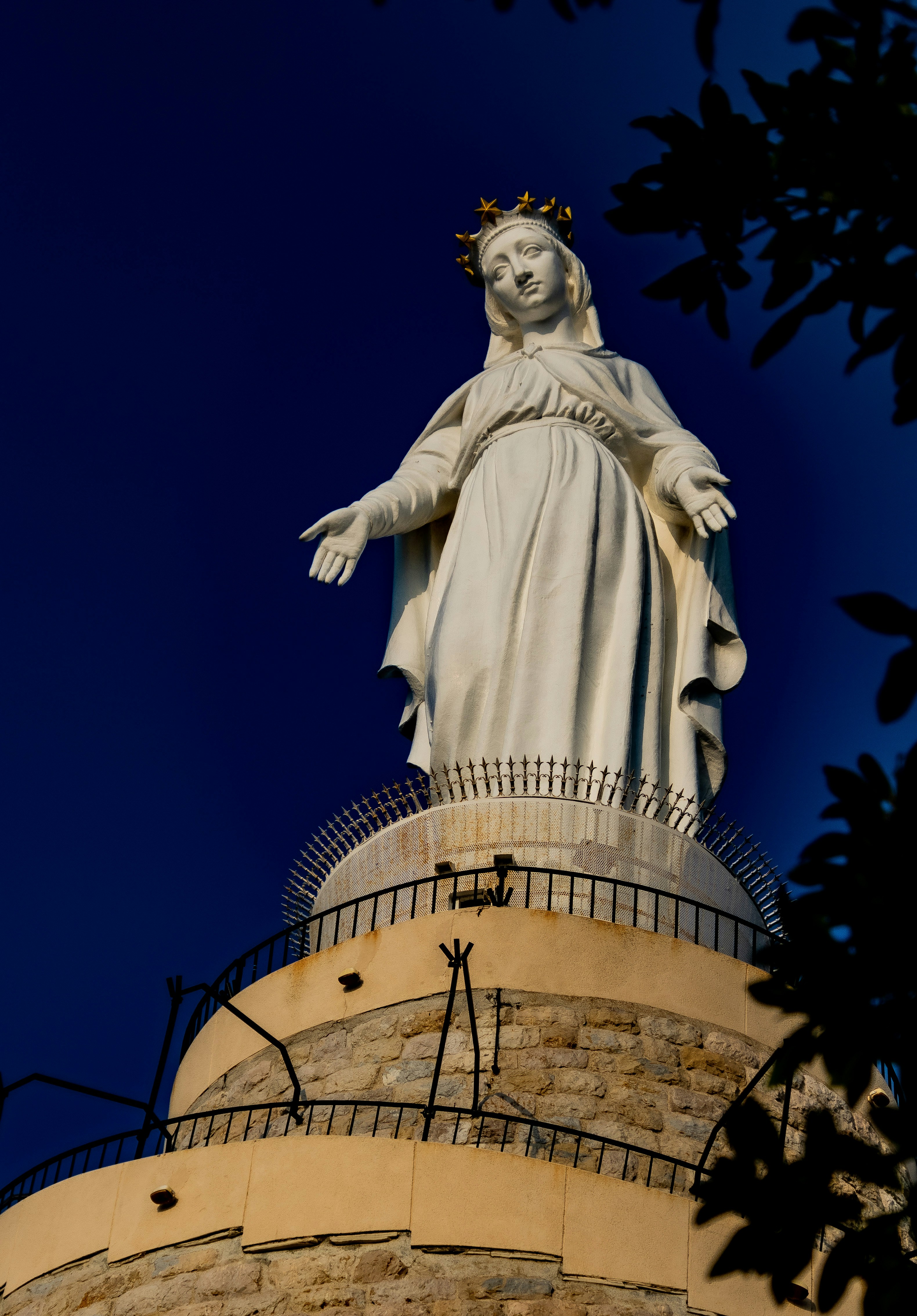 a statue of a person