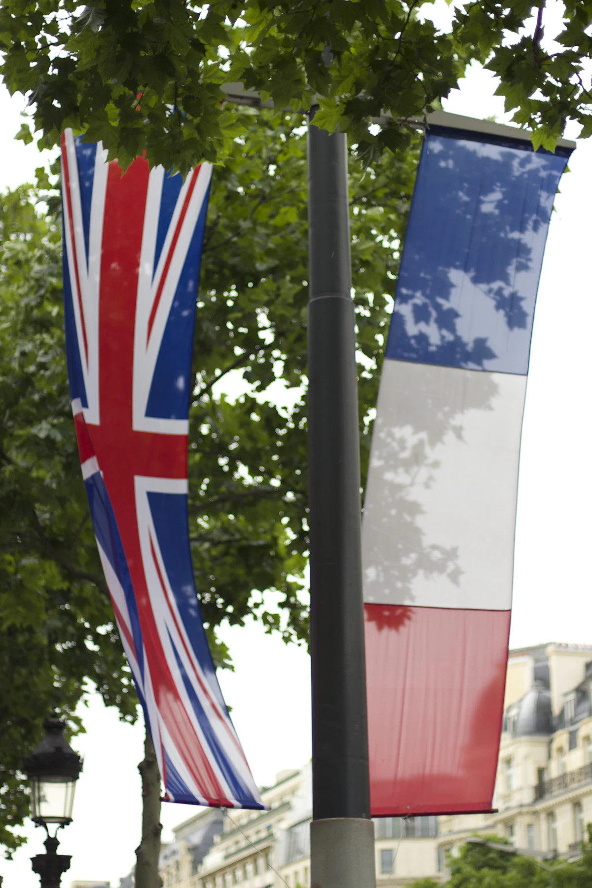 Drapeaux français et allemand se croisant devant des documents officiels.