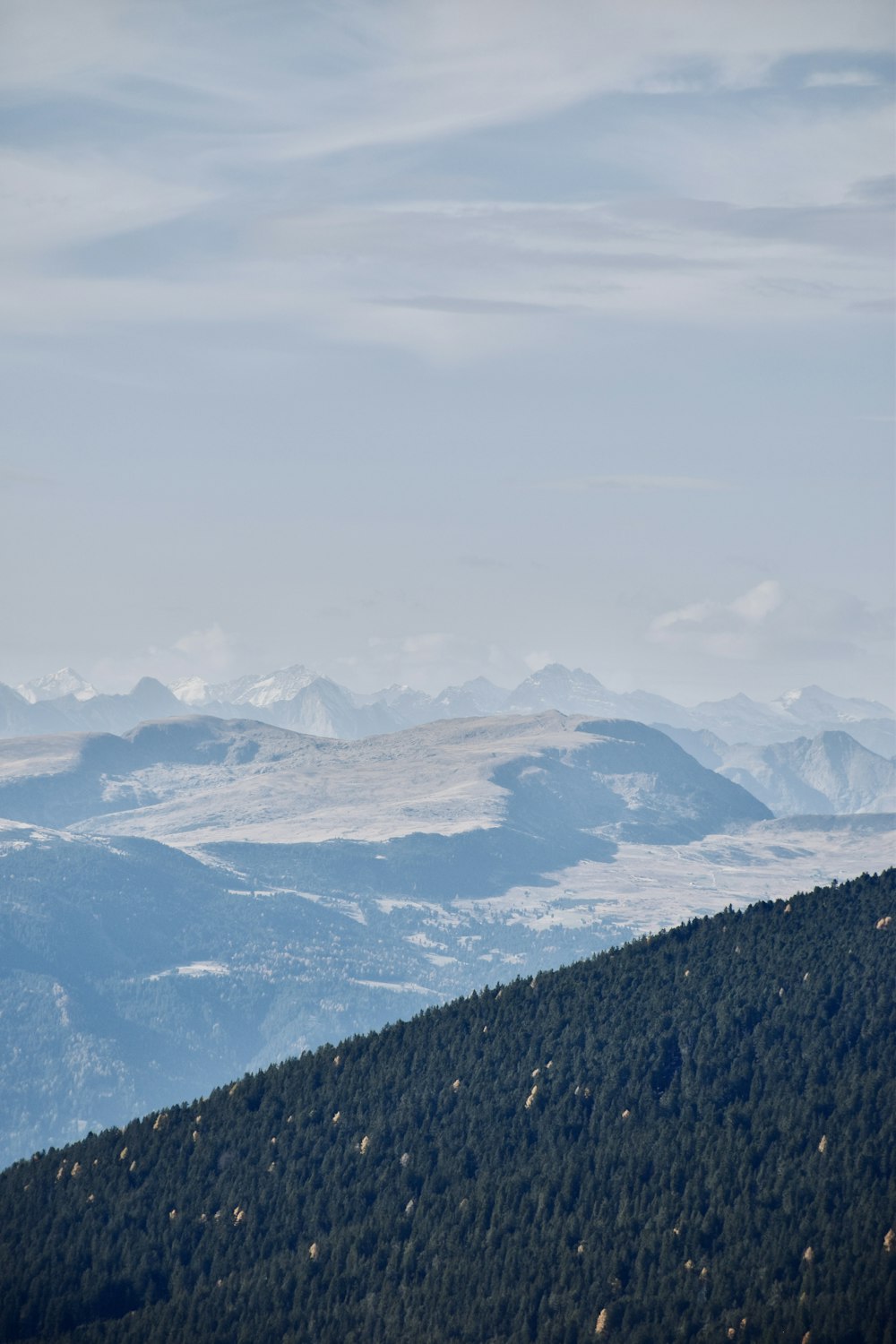 Une chaîne de montagnes enneigée