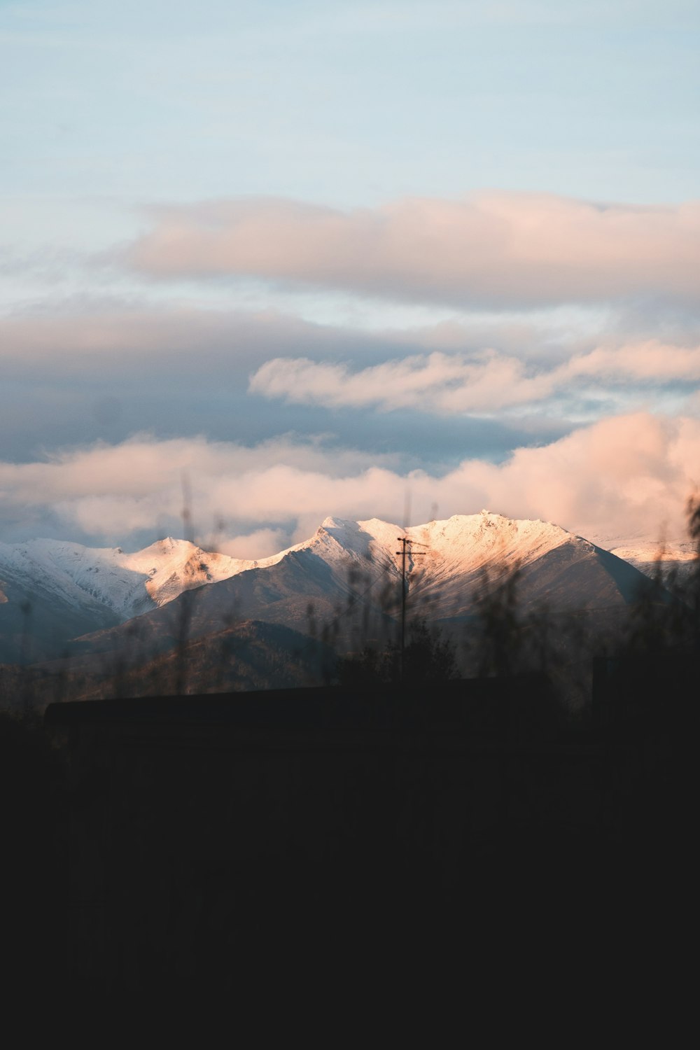 a snowy mountain range