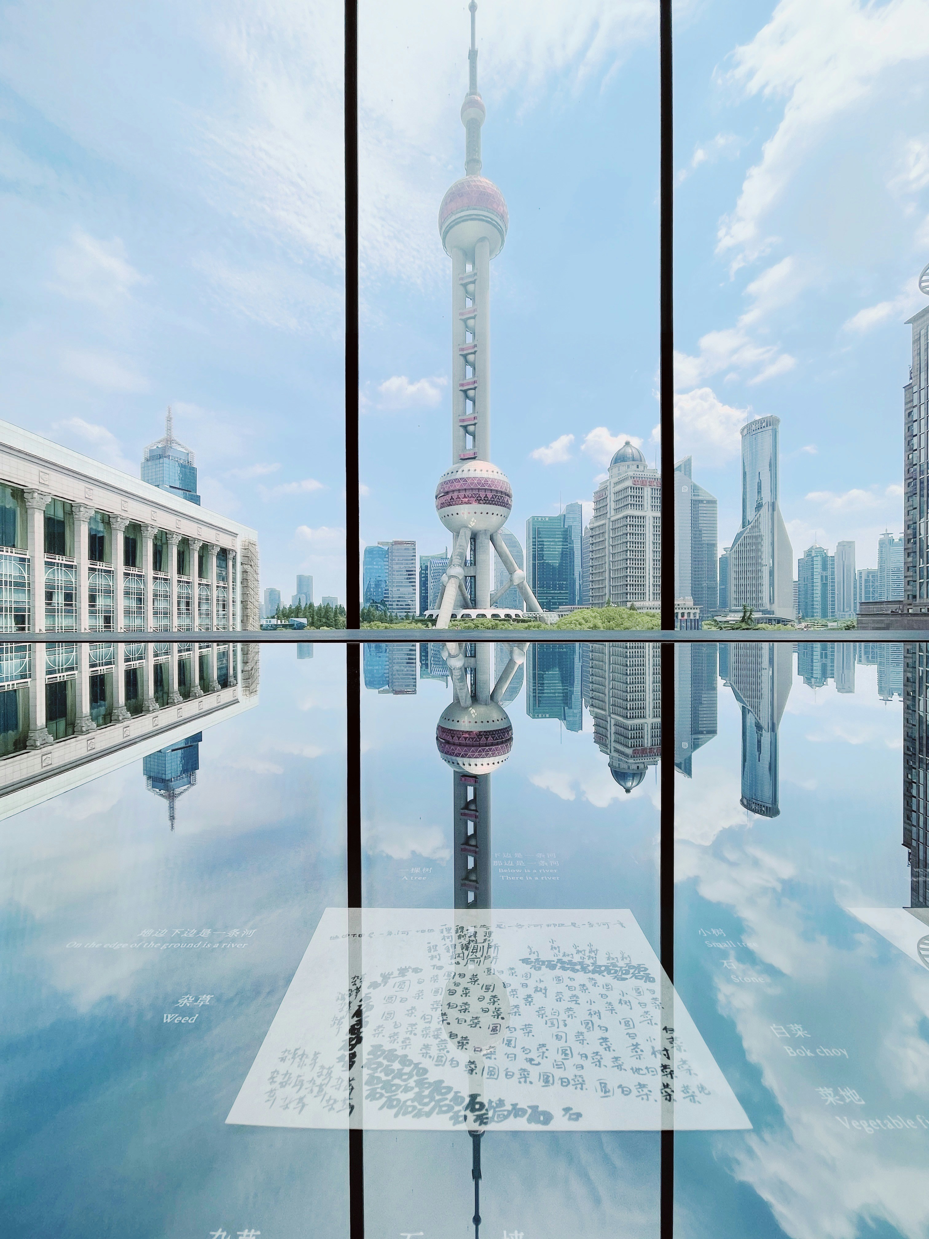 Una torre alta en una ciudad