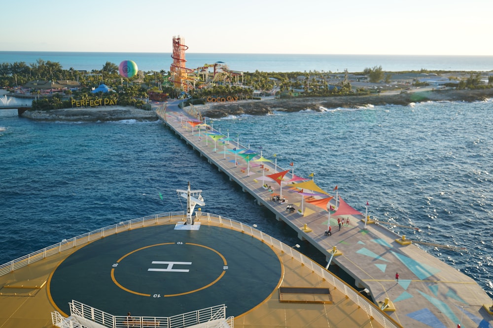 Un gran barco con una cubierta y un cuerpo de agua en el fondo