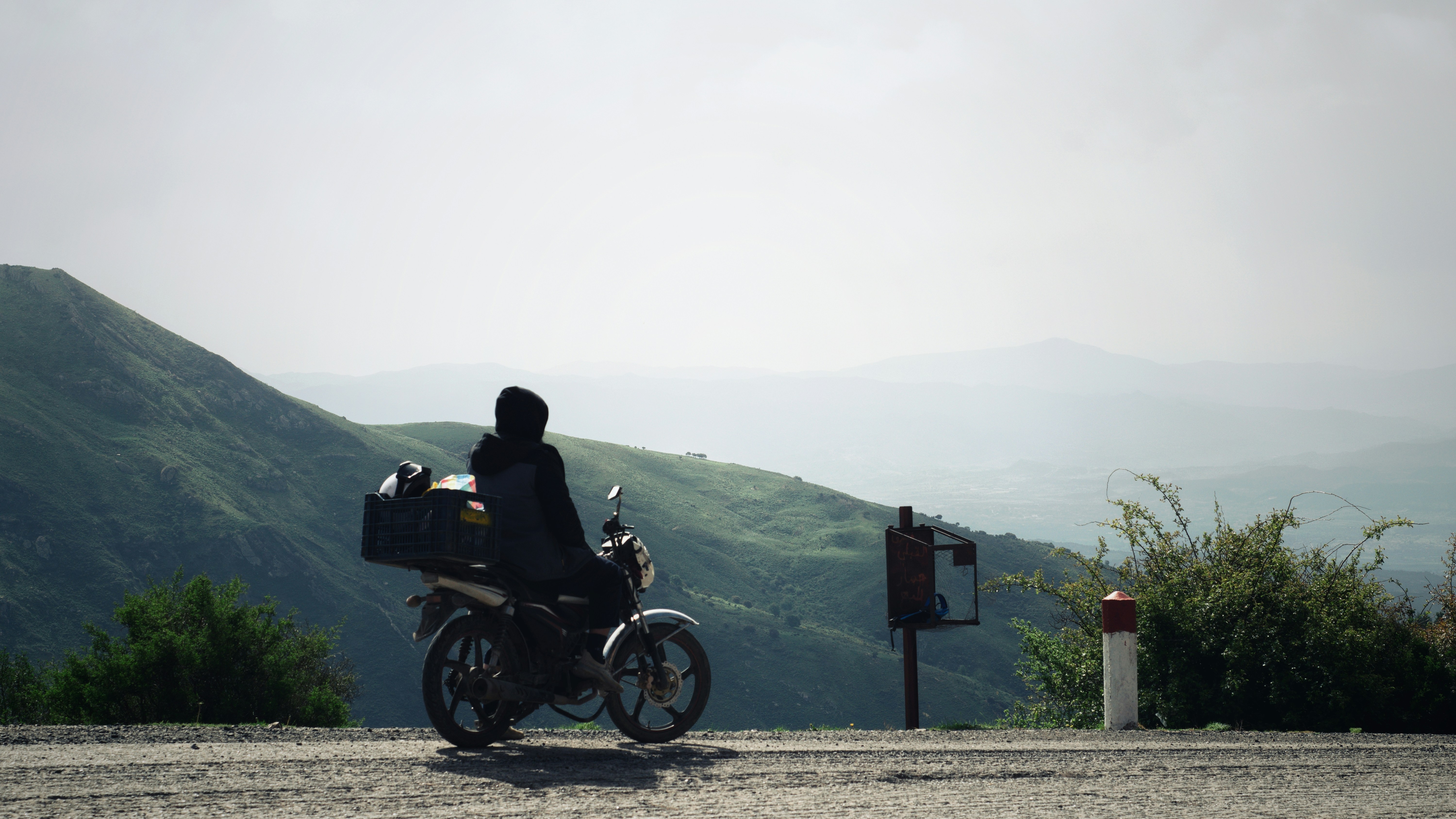 ein mann, der motorrad fährt