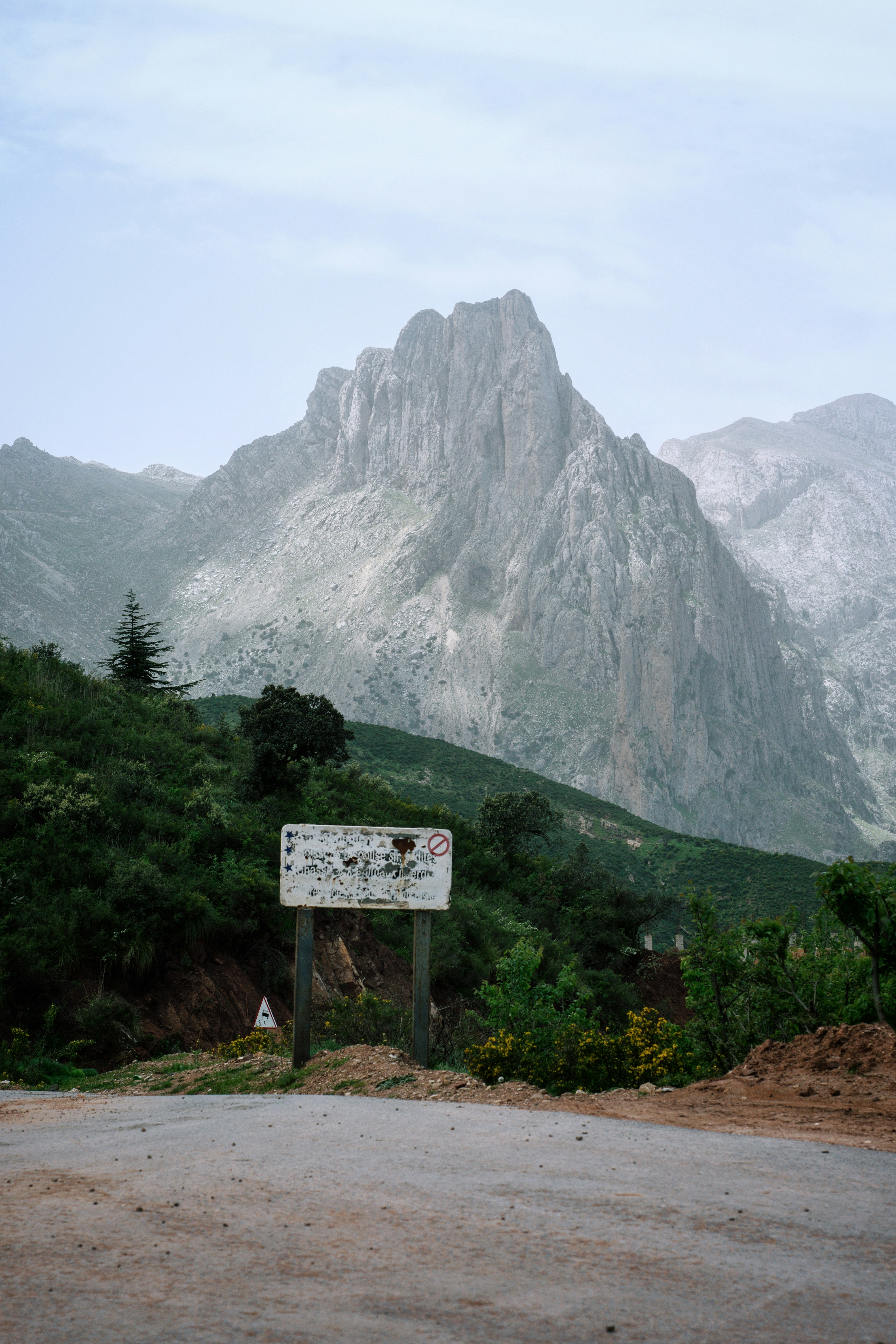 ein Schild vor einem Berg