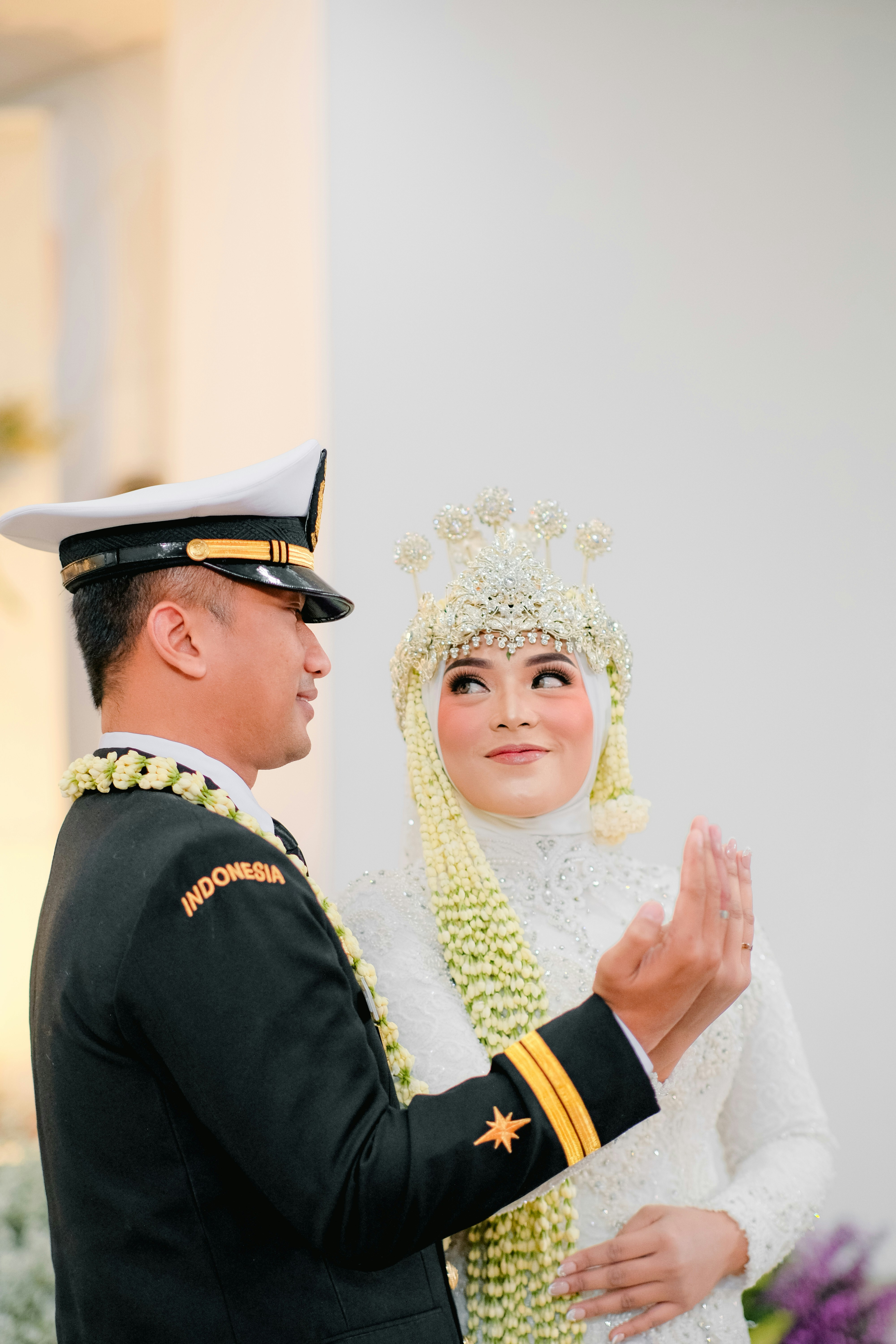 Wedding couple portrait, romantic, ilustrasi artikel Cherish Every Moment: 10 Must-Have Wedding Photos for Your Dream Album 2