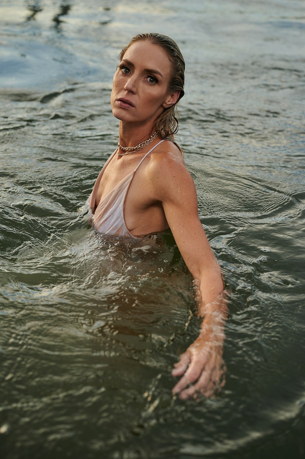 Una mujer con una prenda en el agua
