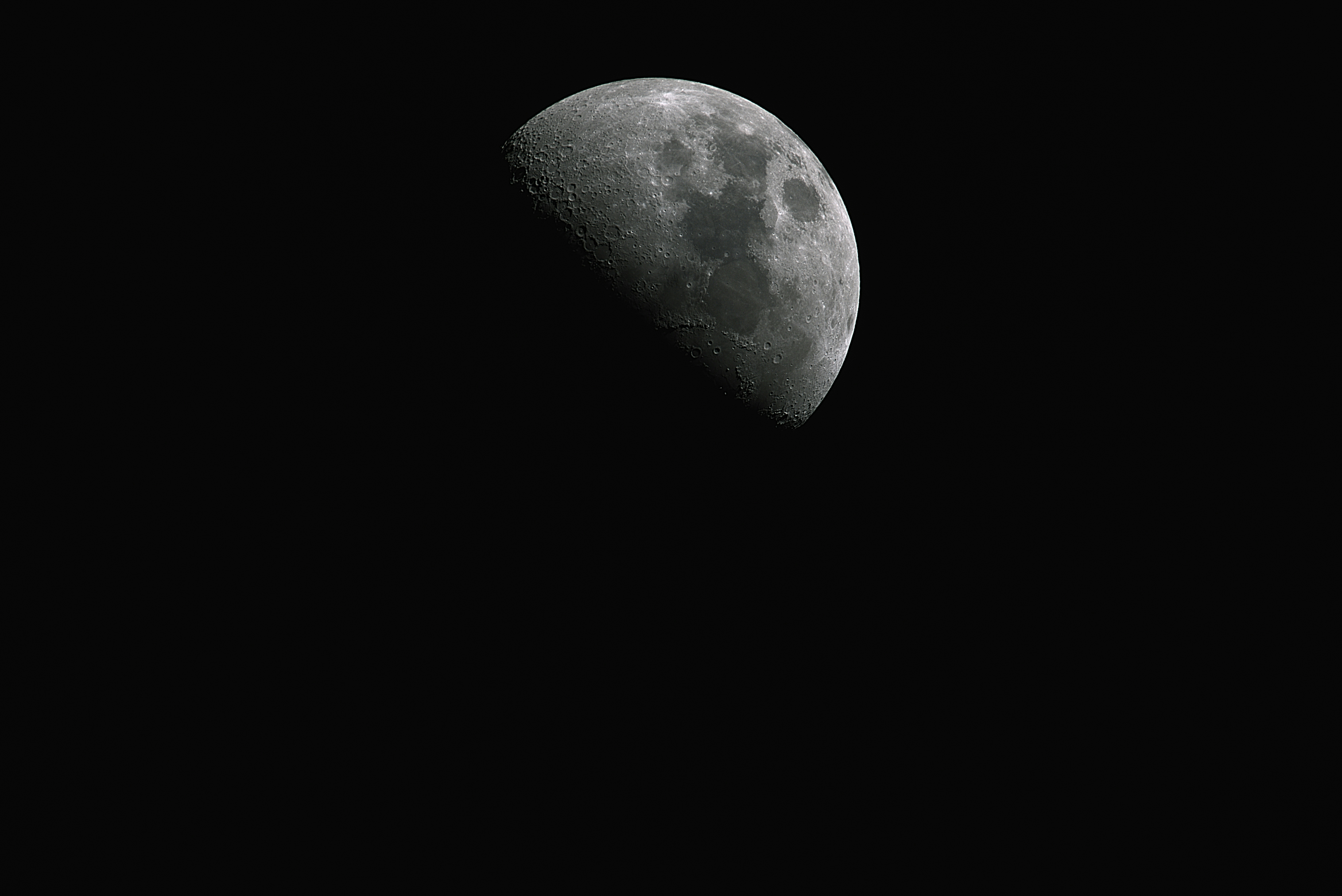 Una luna en el cielo