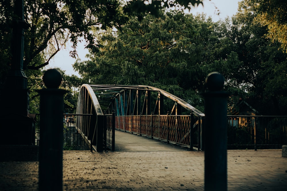 uma ponte com um corrimão