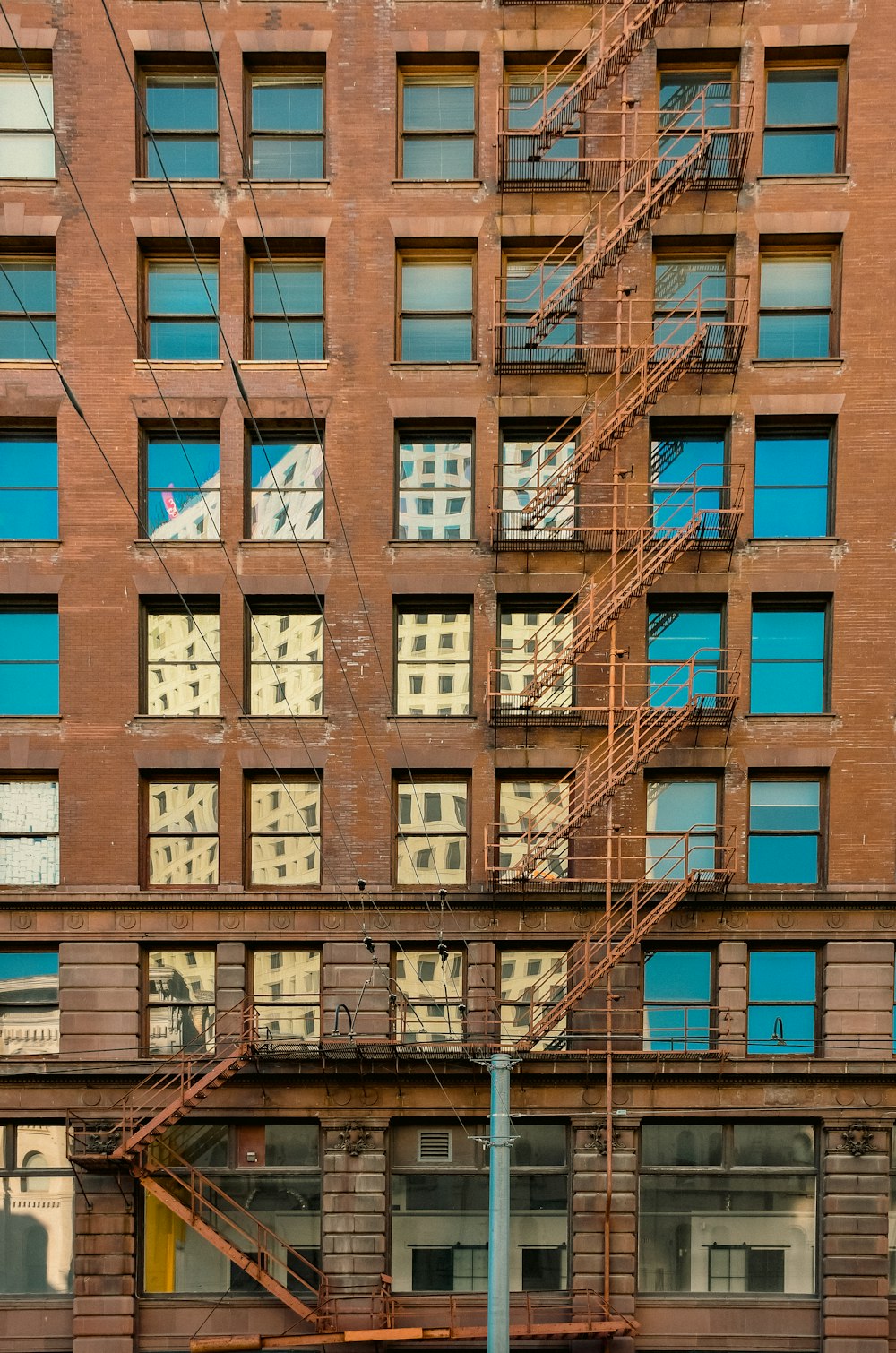 un bâtiment avec des fenêtres et une échelle