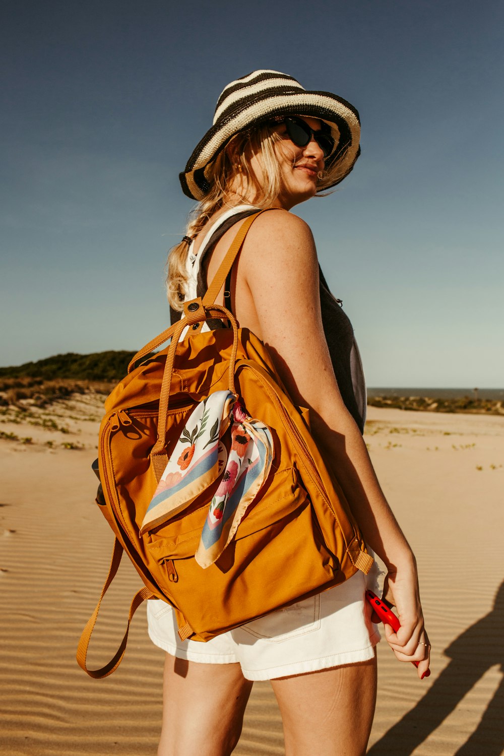 uma mulher que usa um chapéu e óculos de sol