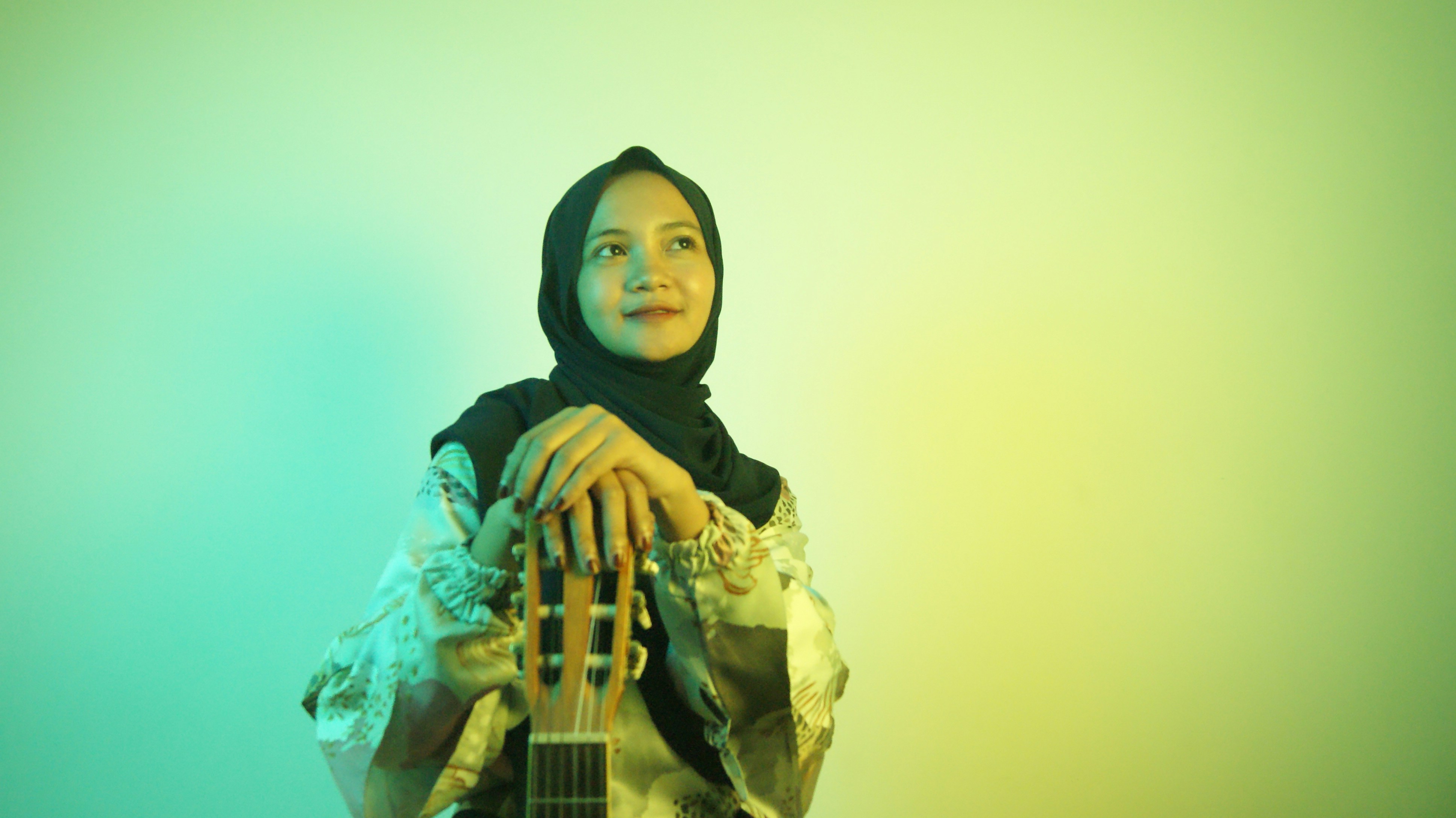 seseorang memegang gitar