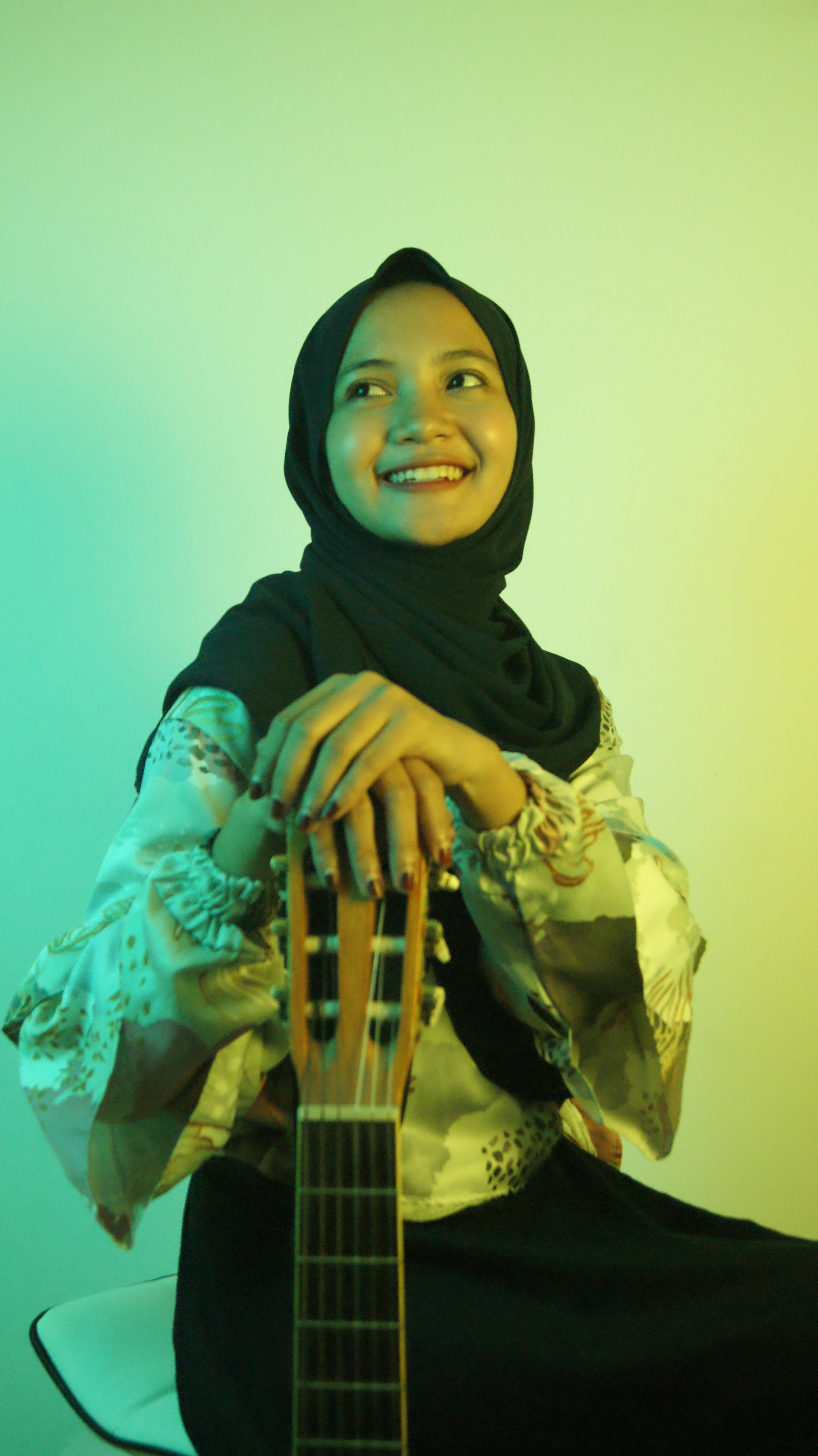 seseorang memegang gitar