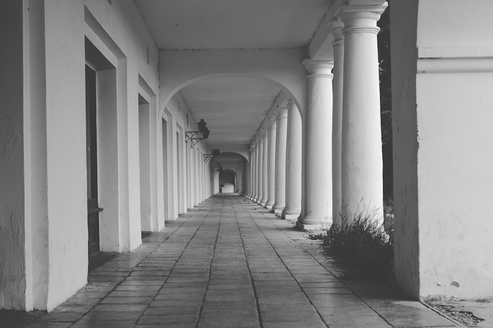 a walkway with pillars