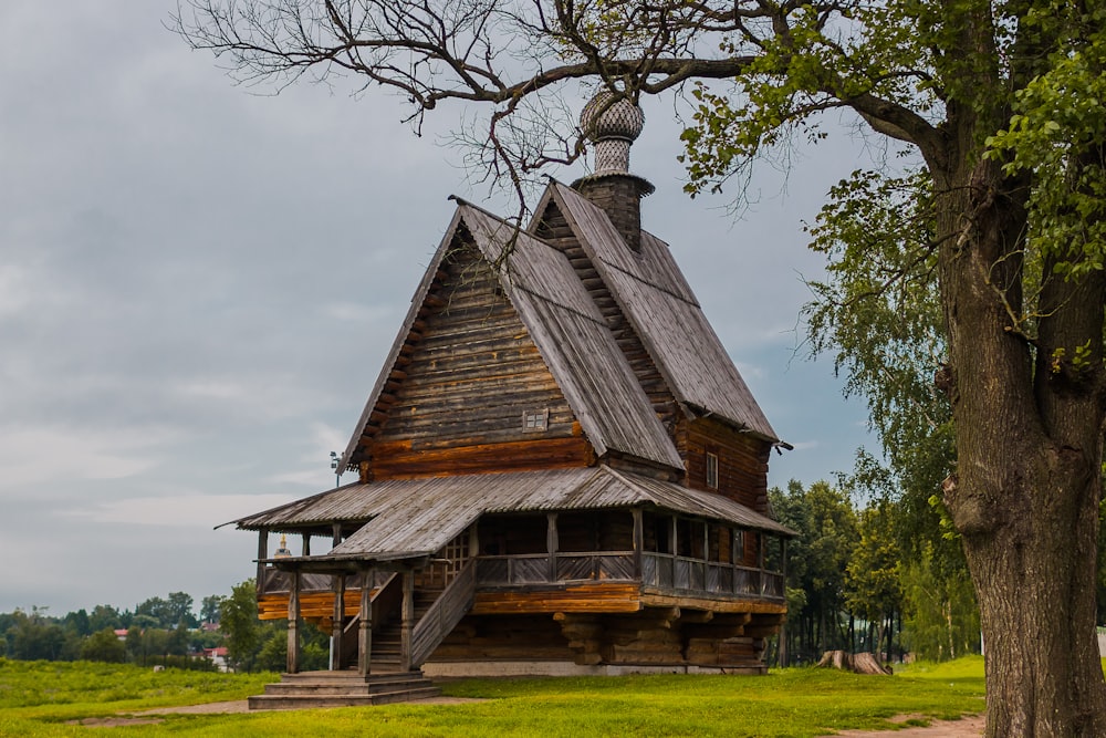 una casa de madera con un patio de césped