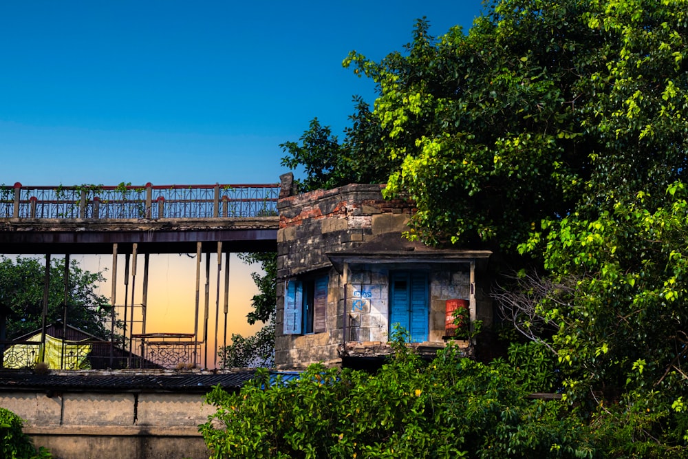 ein Gebäude mit einer Brücke darüber