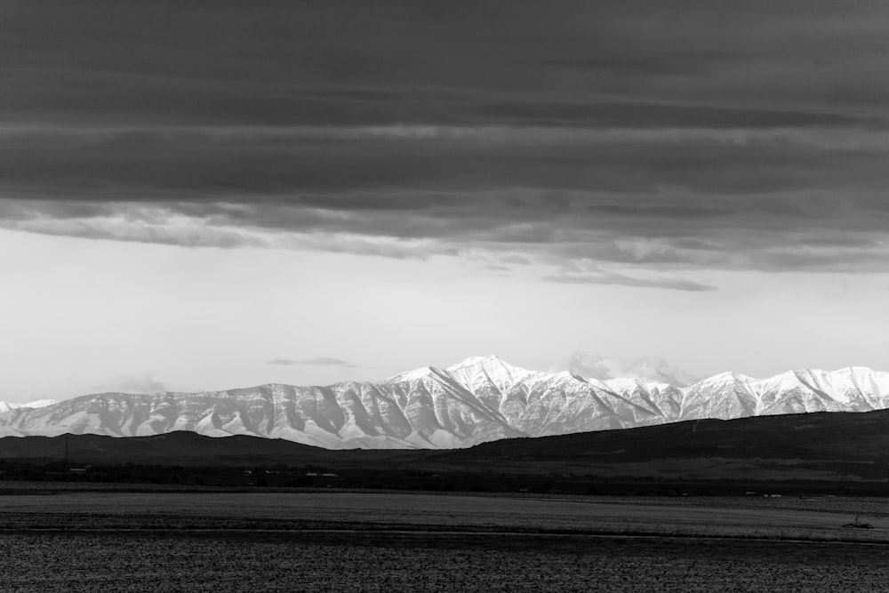 Una foto in bianco e nero delle montagne