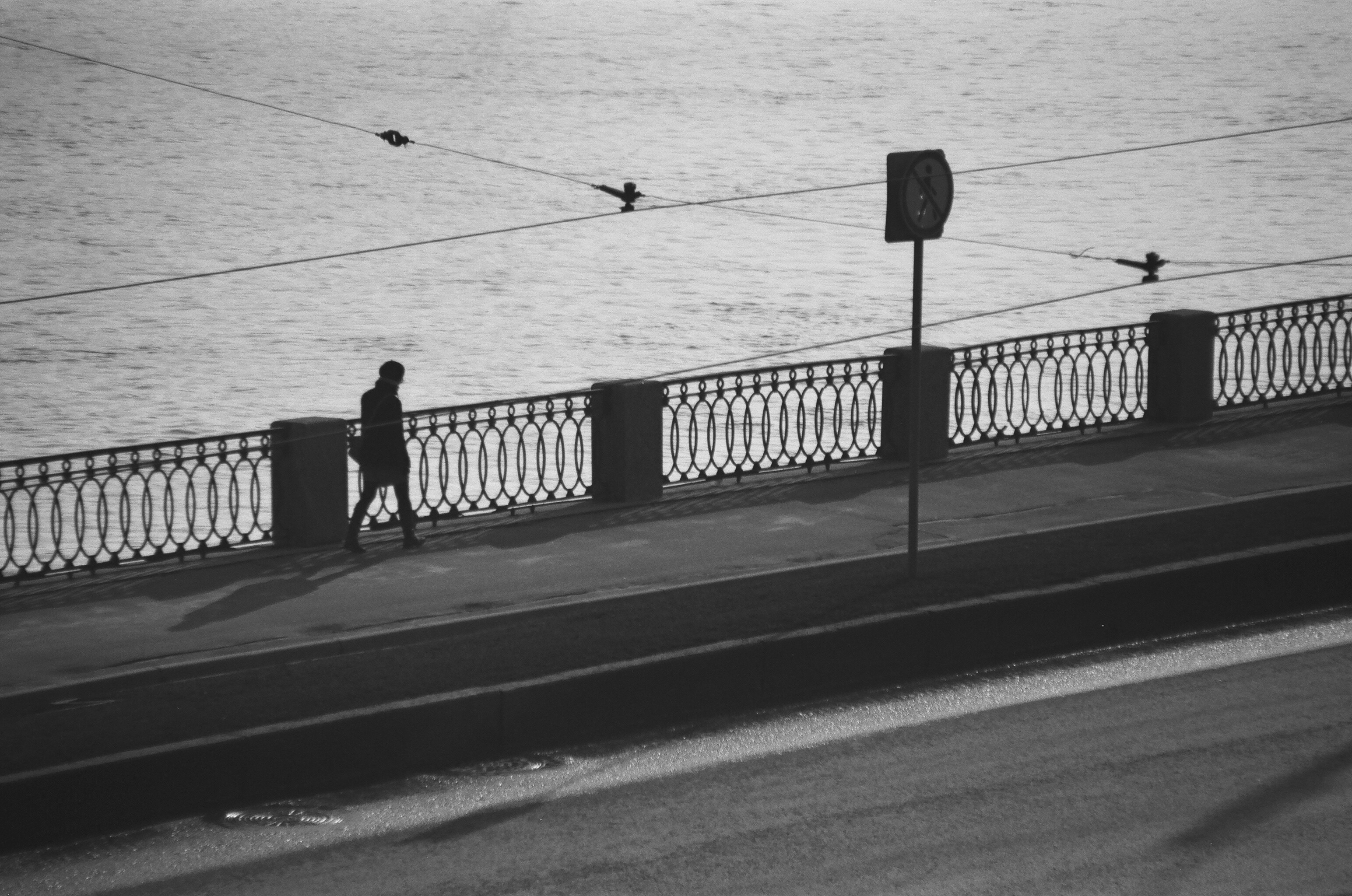 Eine Person steht auf einem Bürgersteig