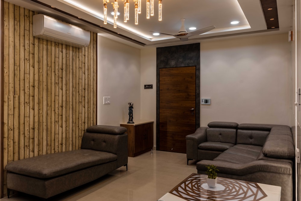 Sala de estar com sofá e mesa de centro em projeto residencial da Casa & Conforto