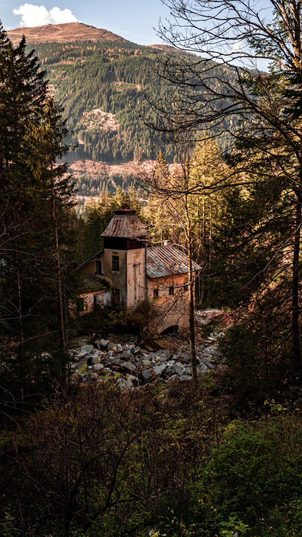 uma casa nas montanhas