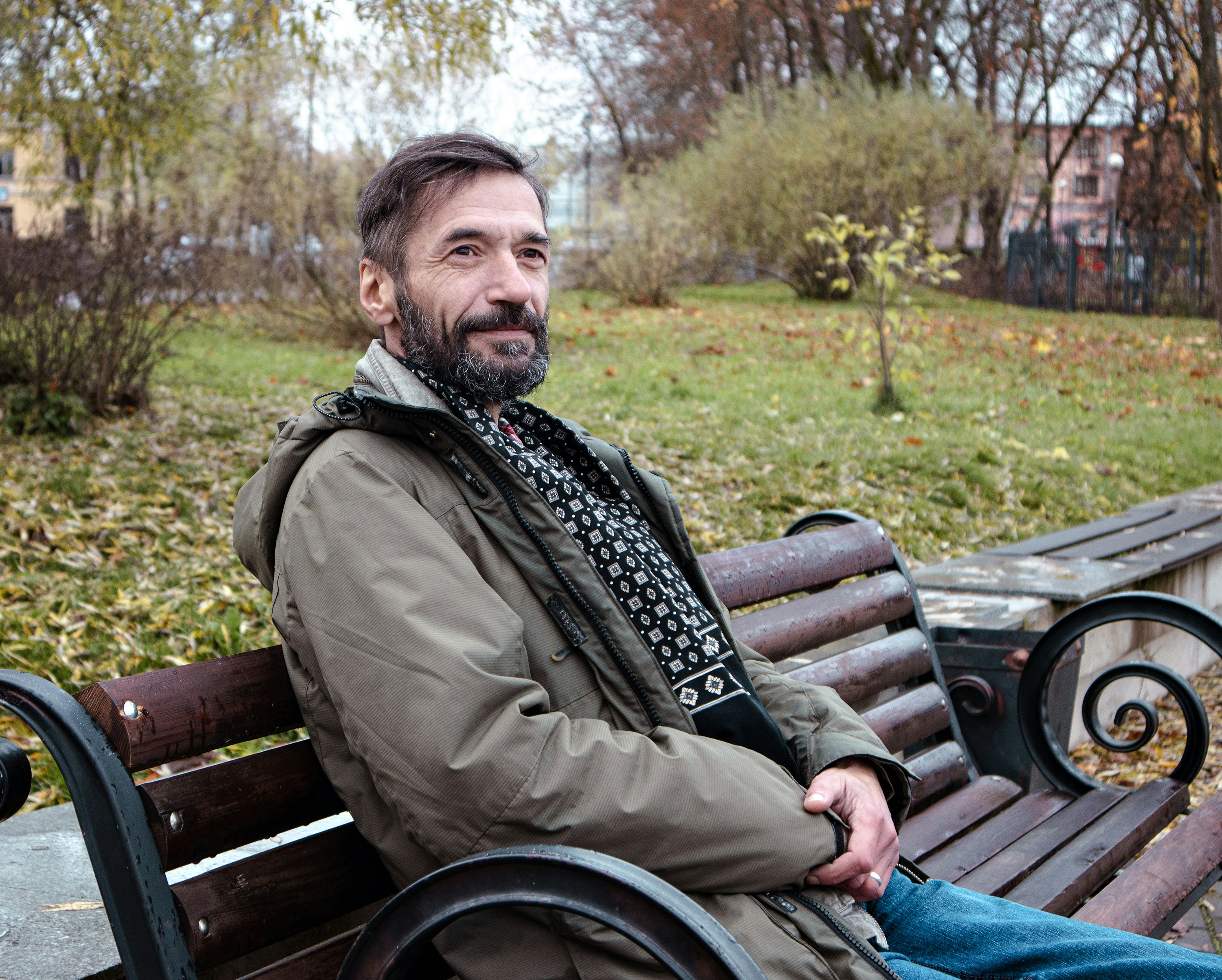 A person sitting on a bench photo – Free Person Image on Unsplash