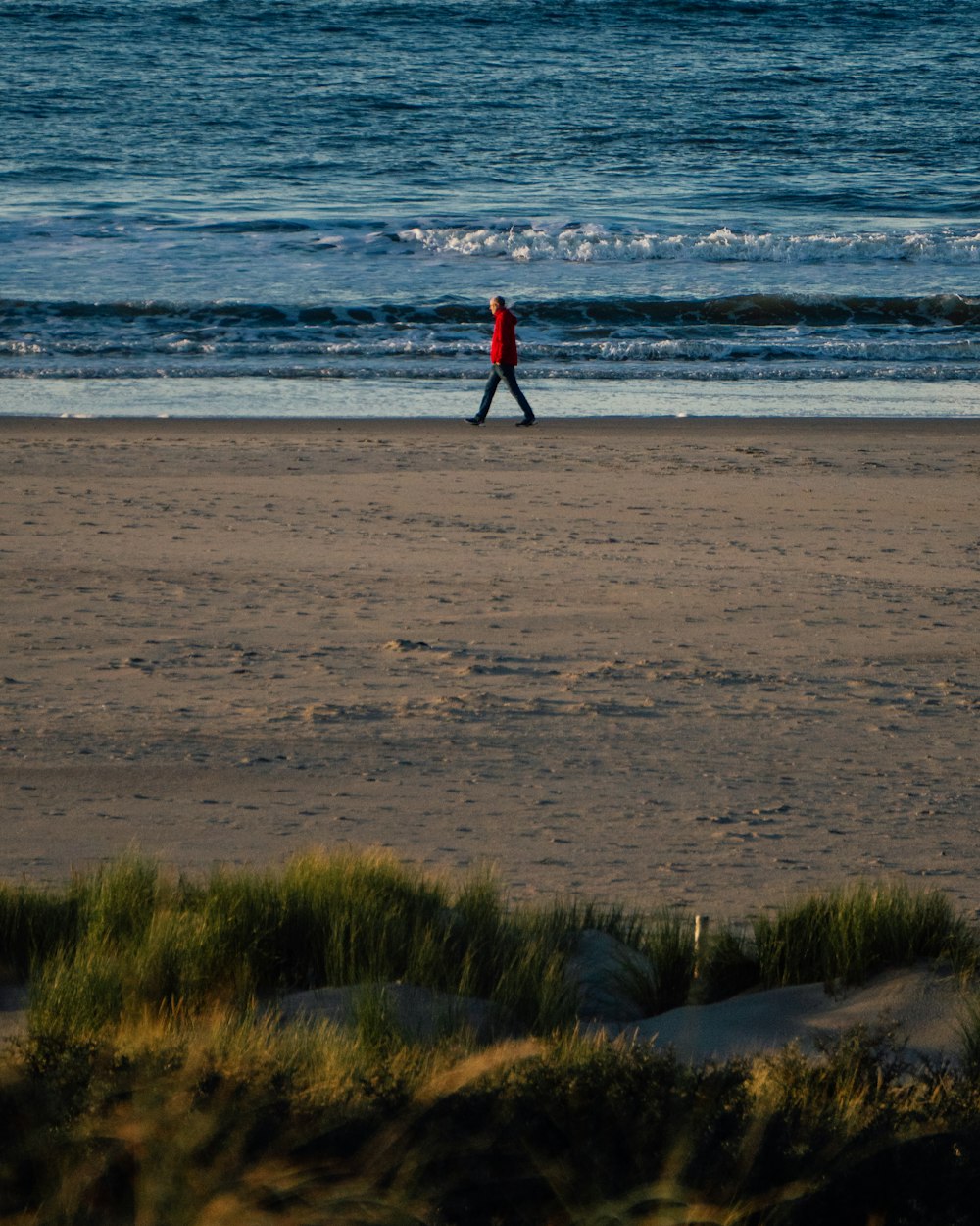 una persona caminando en una playa