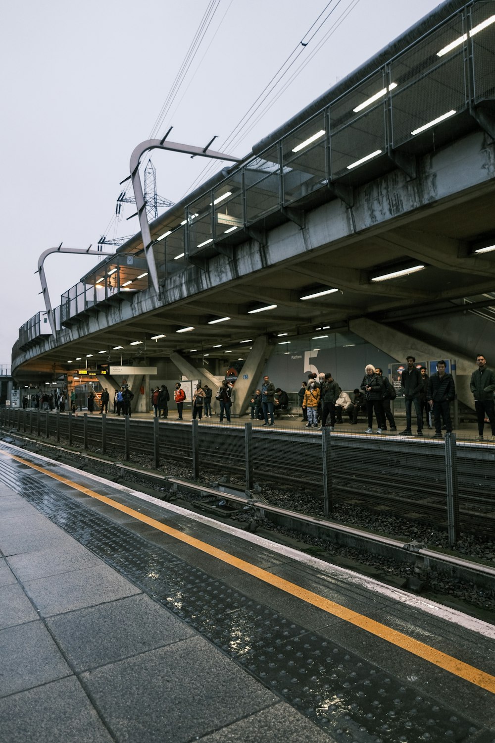 Eine Gruppe von Menschen, die auf einem Bahnsteig stehen