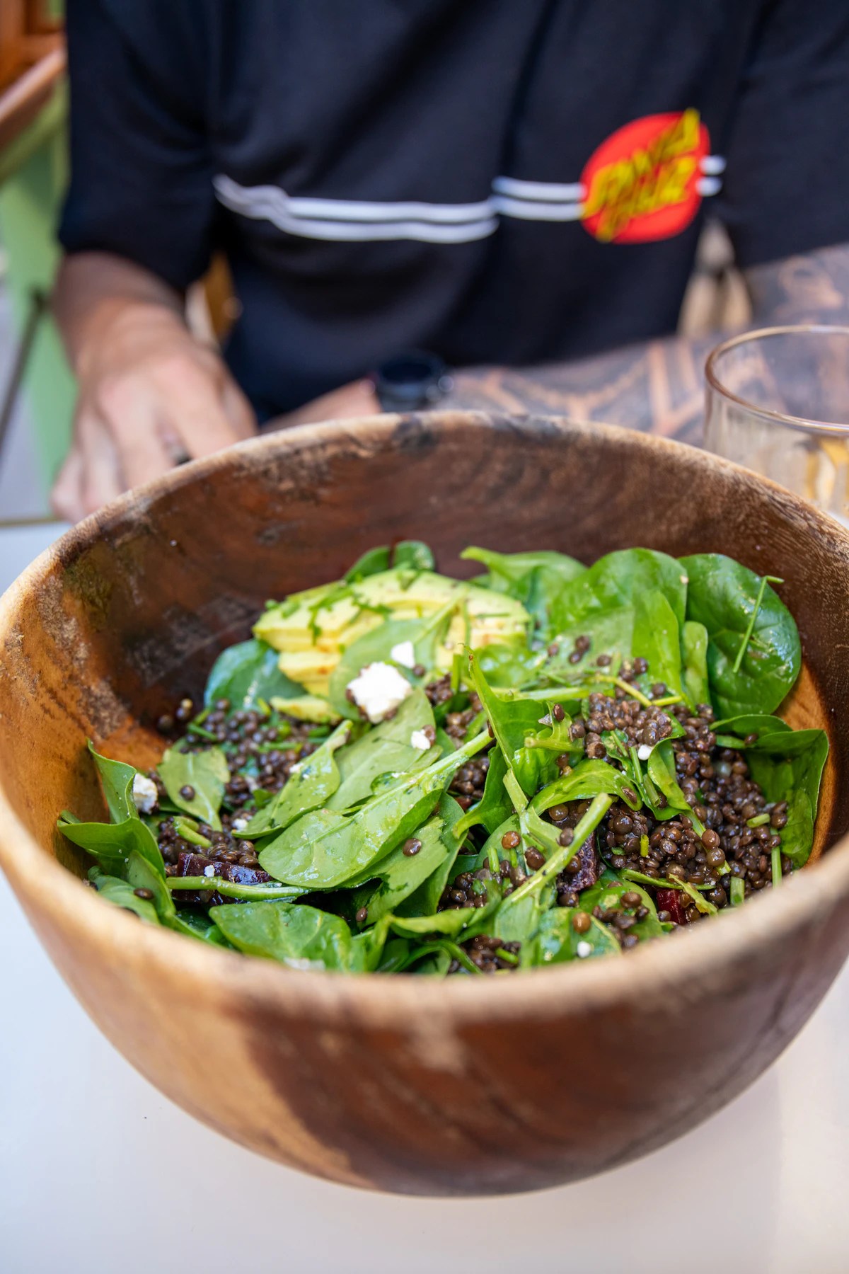 Tigela com salada que inclui folhas verdes e leguminosas, ilustrando ferro não heme em padrões vegetarianos
